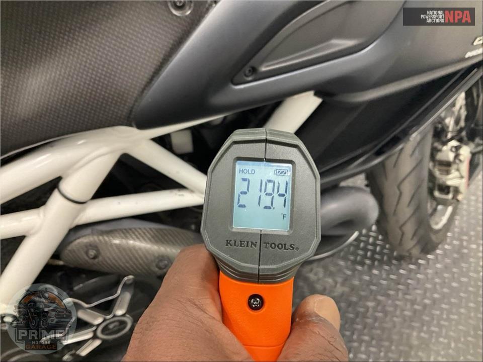 2015 Ducati DIAVEL CARBON WHITE — фото 8