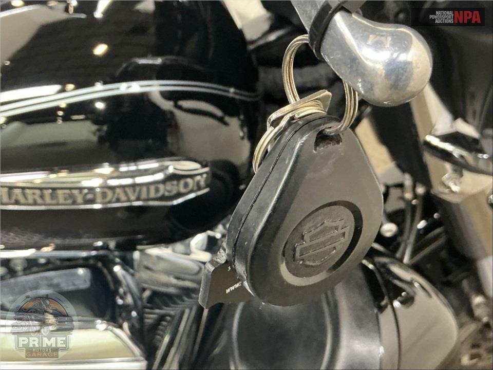 2017 Harley-Davidson FLHTCUTG TRIGLIDE ULTRA CLASSIC — фото 12