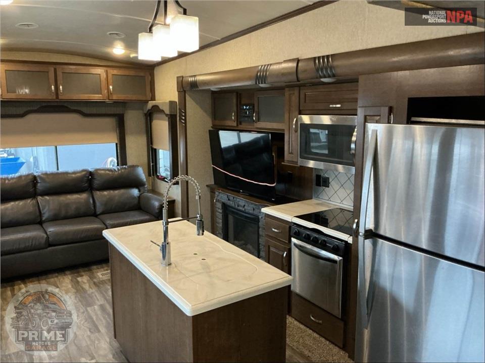 2017 Cedar Creek M-37MBH - SILVERBACK FIFTH WHEEL SERIES — фото 3