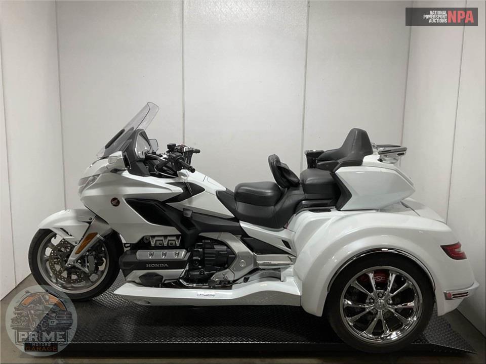 2018 Honda GL1800D GOLDWING TOUR DCT (WHITE) — фото 3