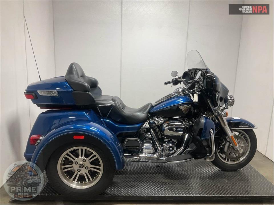 2018 Harley-Davidson FLHTCUTG TRI GLIDE ULTRA ANNIVERSARY — фото 1