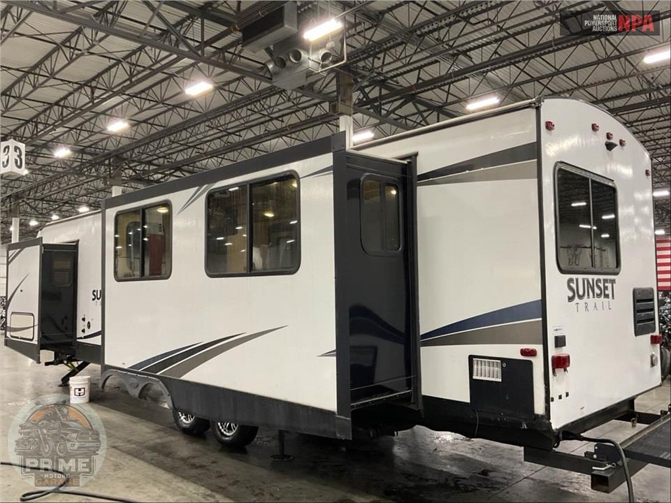 2018 Crossroads Rv M-33 CK - SUNSET TRAIL GRAND RESERVE SERIES — фото 3