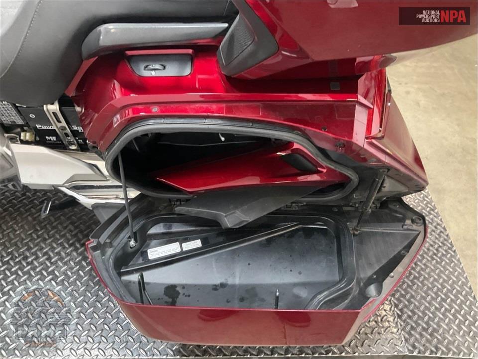 2018 Honda GL1800 GOLDWING TOUR (RED) — фото 23