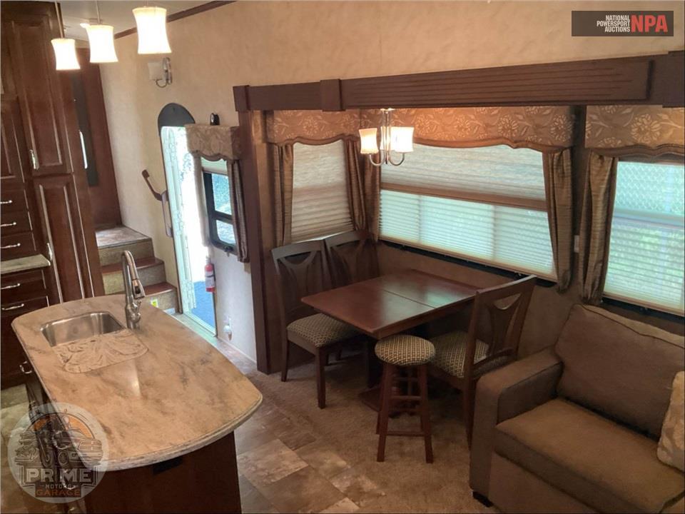 2013 Cedar Creek M-36RE - FIFTH WHEEL SERIES — фото 9