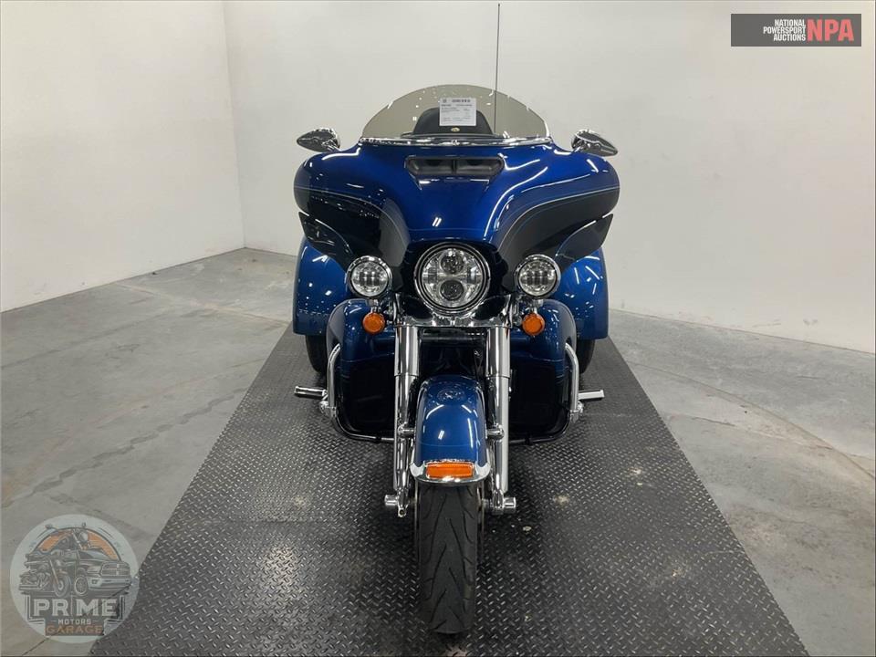 2018 Harley-Davidson FLHTCUTG TRI GLIDE ULTRA ANNIVERSARY — фото 2