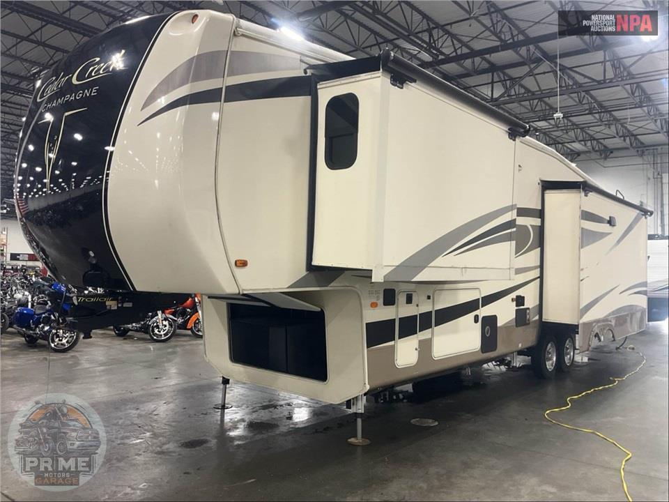 2017 Cedar Creek M-38EL - CHAMPAGNE FIFTH WHEEL SERIES — фото 2