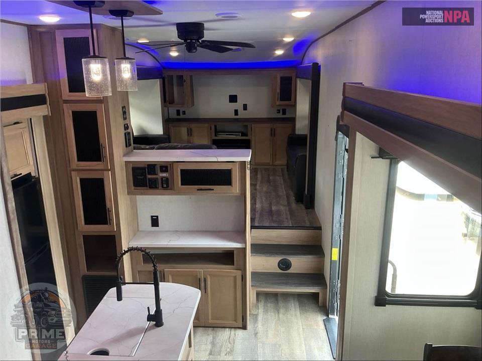 2023 Cherokee By Forest River M-3910SUITE - ARCTIC WOLF FIFTH WHEEL SERIES — фото 6