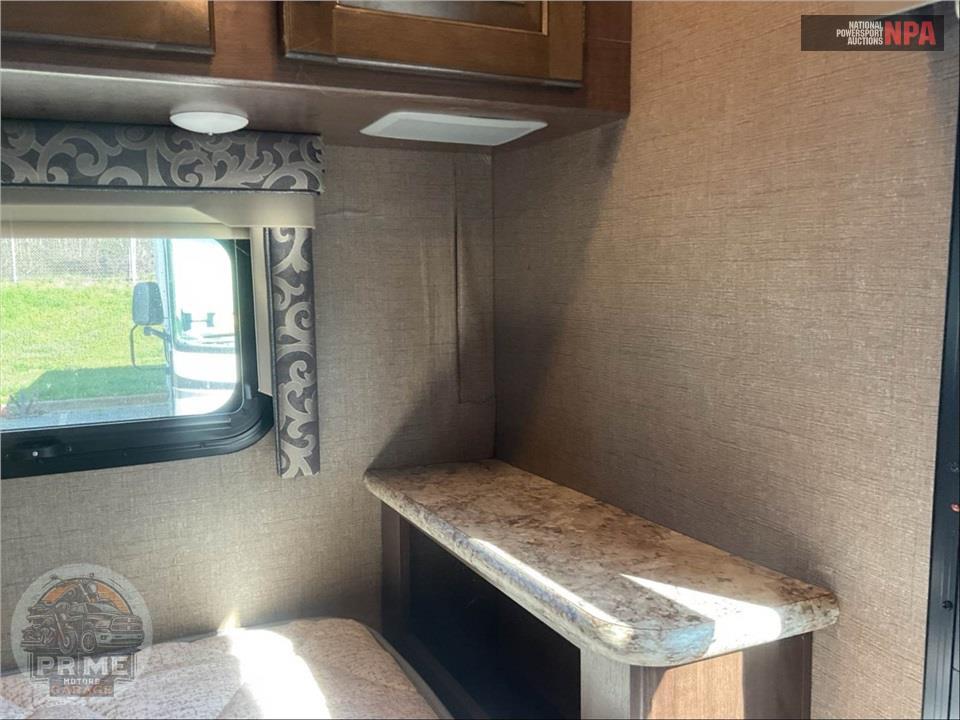 2018 Thor Motor Coach M-31E E450-V10 - FOUR WINDS SERIES — фото 13