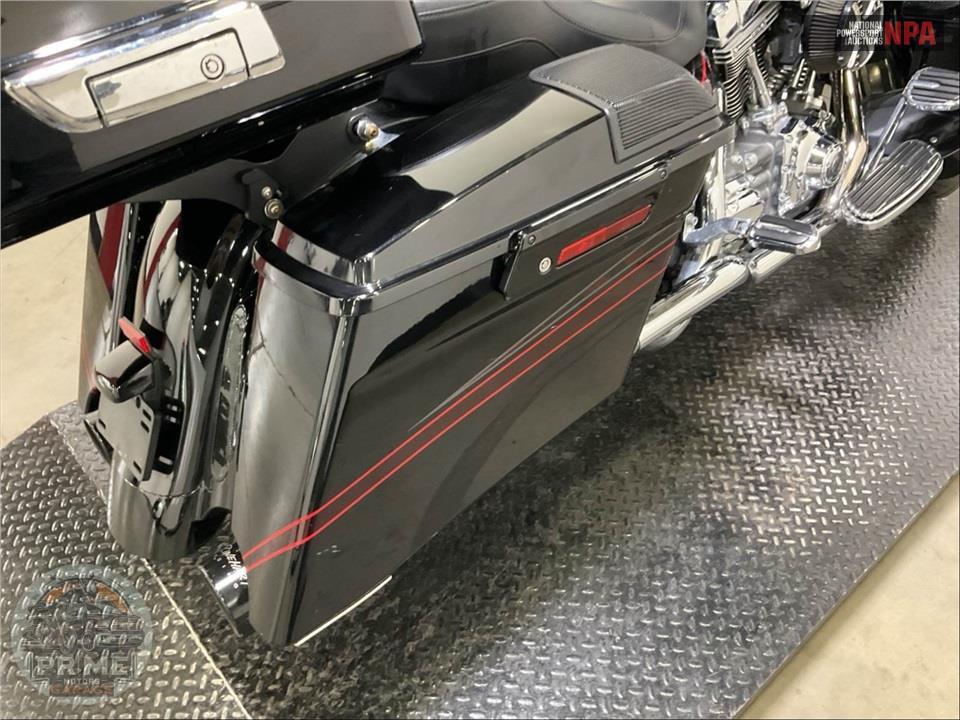2011 Harley-Davidson FLHXSE2 — фото 20