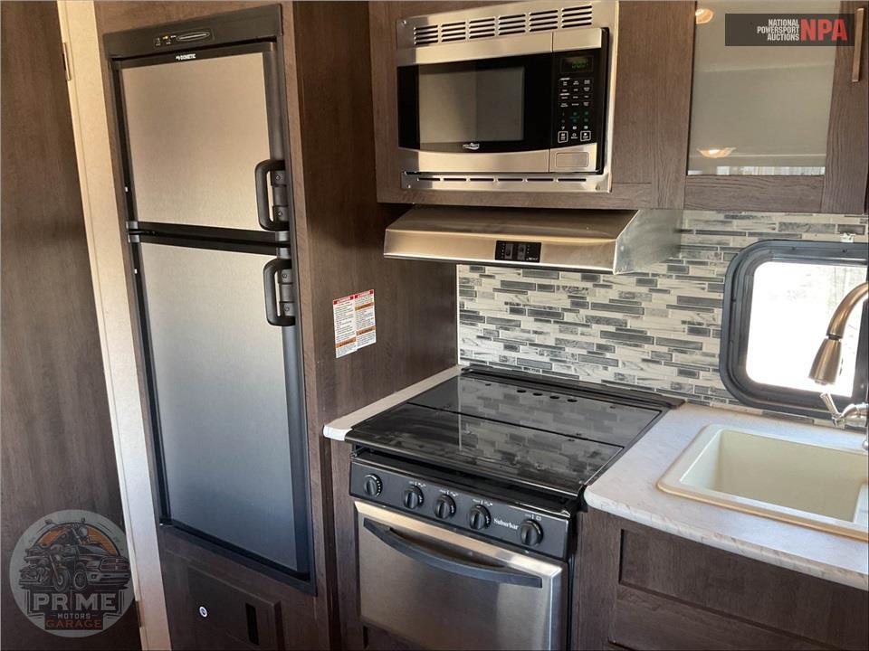 2018 Wildwood By Forest River M-171RBXL - X-LITE SERIES — фото 19