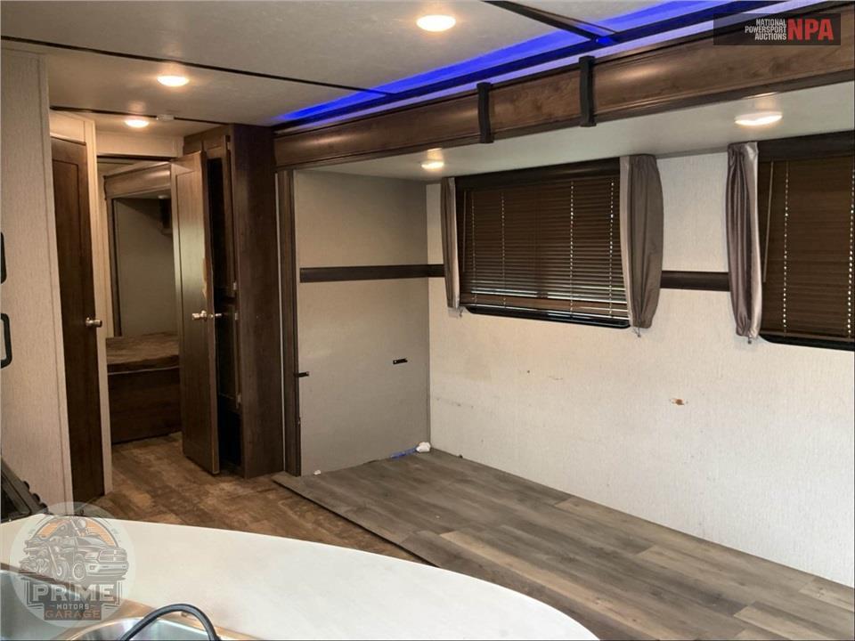 2019 Crossroads Rv M-32 FB - VOLANTE SERIES — фото 6