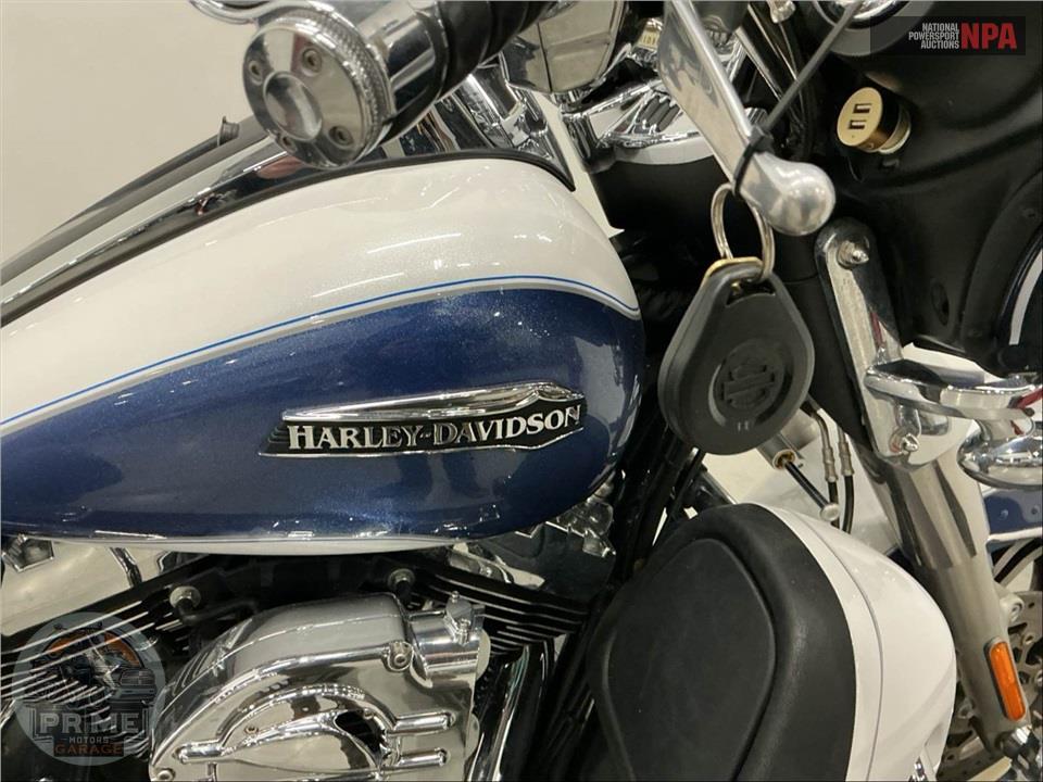 2015 Harley-Davidson FLHTCUTG TRIGLIDE ULTRA CLASSIC — фото 32