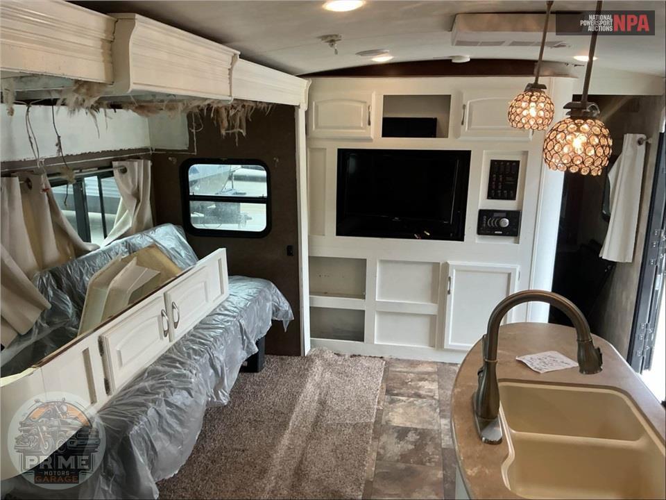 2015 Ultralite By Winnebago M-27RBDS — фото 8