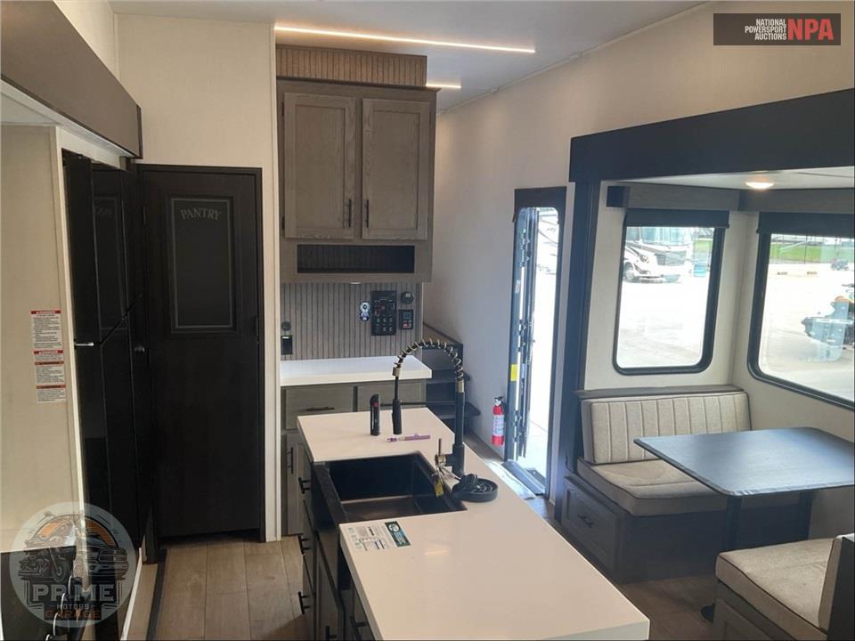 2026 Cherokee By Forest River M-3650SUITE Arctic Wolf Fifth Wheel Series — фото 8