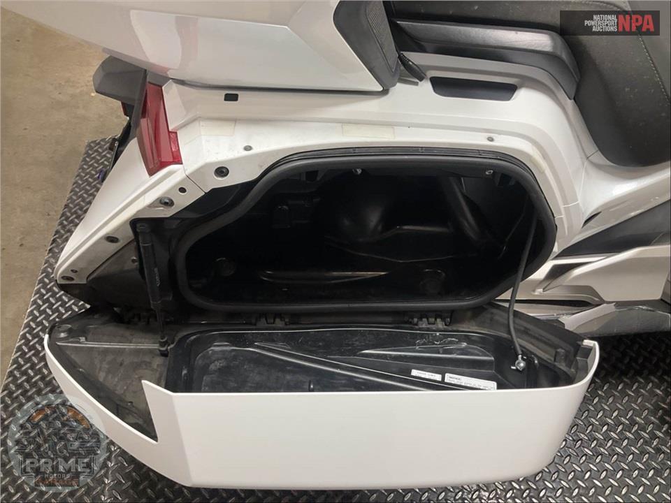 2018 Honda GL1800D GOLDWING TOUR DCT (WHITE) — фото 20