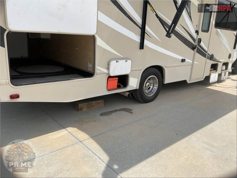 2017 Thor Motor Coach M-28Z E450-V10 - CHATEAU SERIES — фото 51