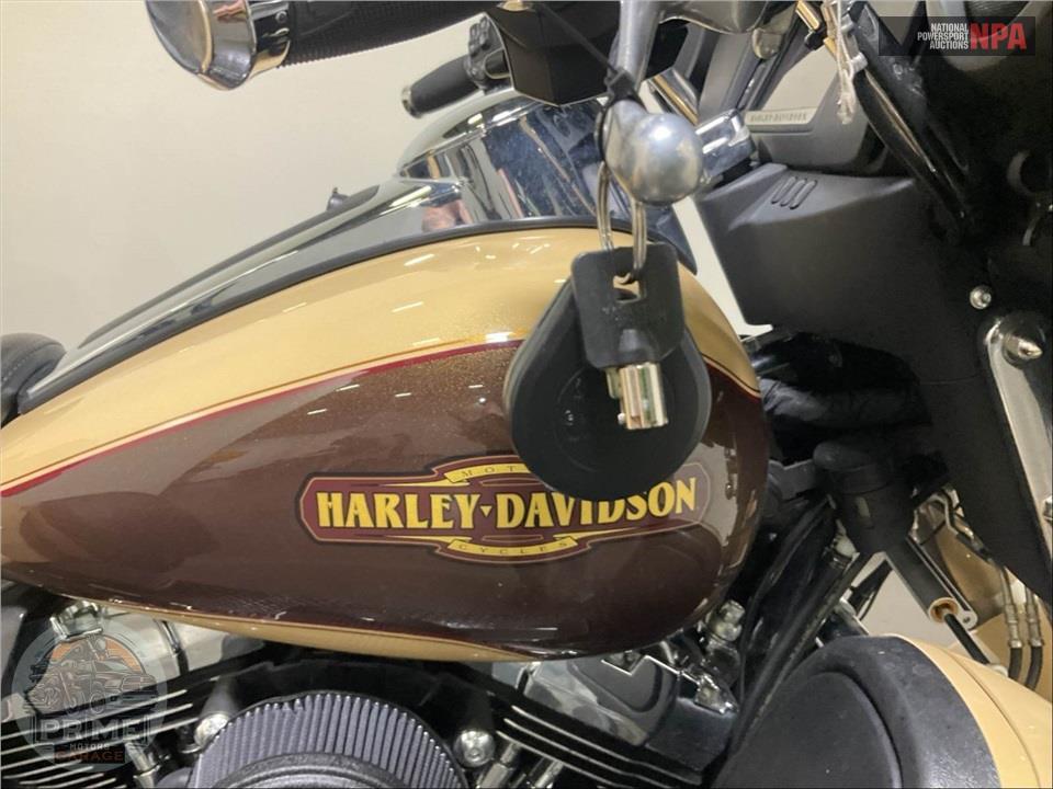 2014 Harley-Davidson FLHTCUTG TRIGLIDE ULTRA CLASSIC — фото 11