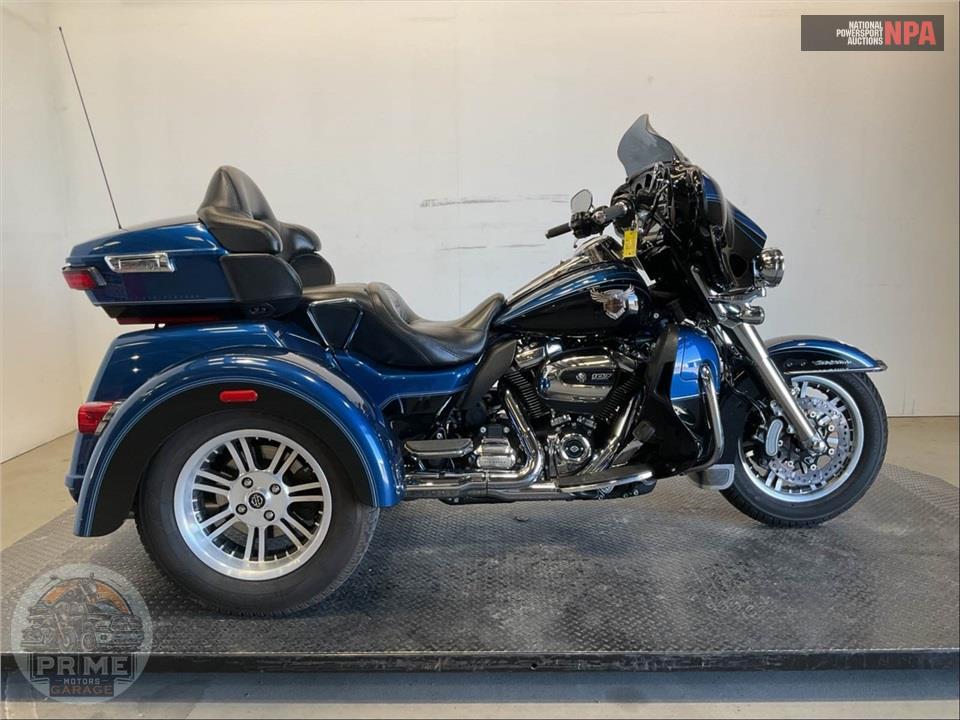 2018 Harley-Davidson FLHTCUTG TRI GLIDE ULTRA ANNIVERSARY — фото 1