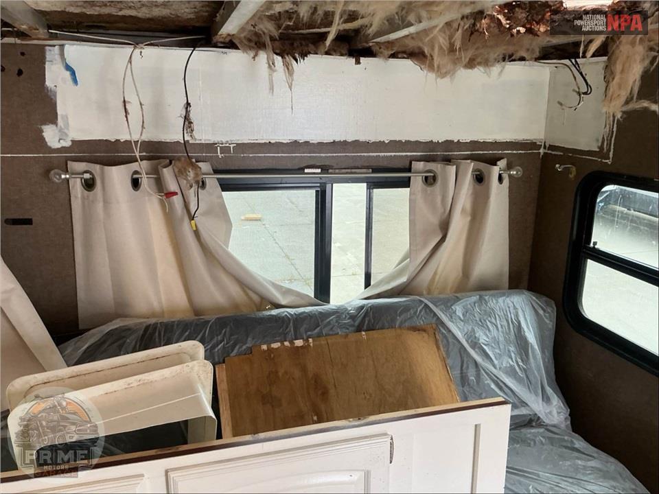 2015 Ultralite By Winnebago M-27RBDS — фото 30