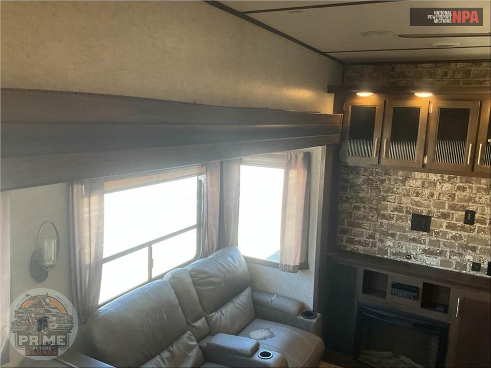 2018 Cherokee By Forest River M-315TBH8 ARCTIC WOLF FIFTH WHEEL SERIES — фото 9