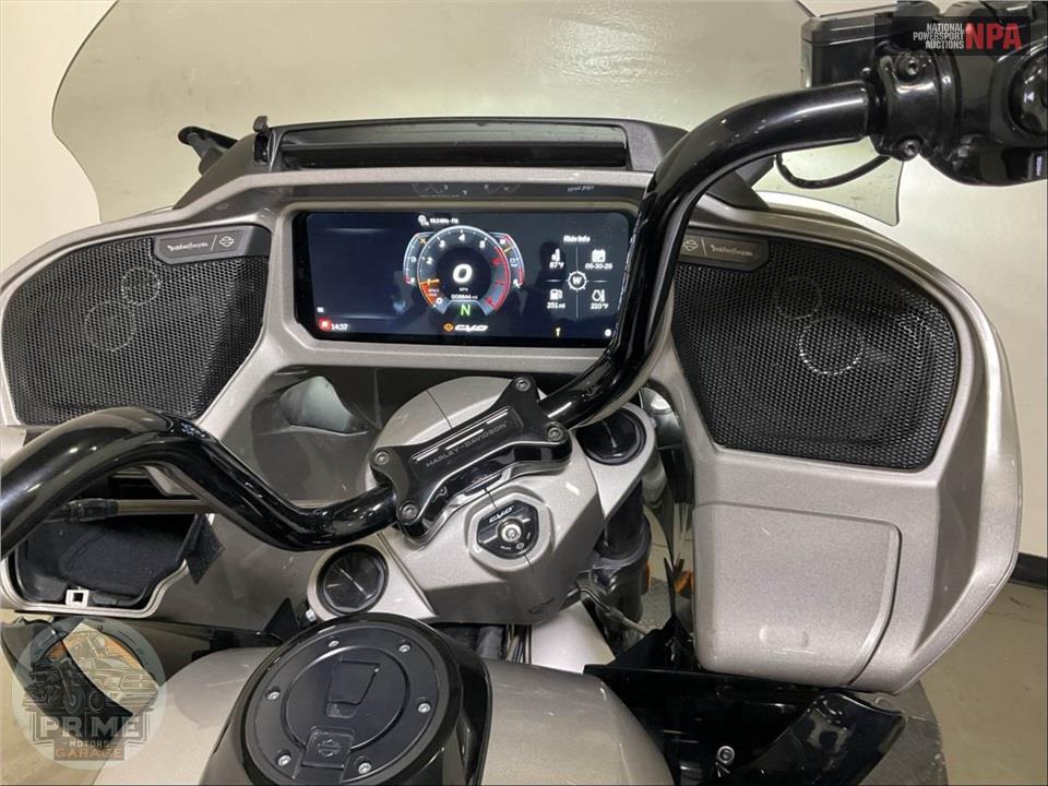 2023 Harley-Davidson FLTRXSE CVO ROAD GLIDE — фото 23