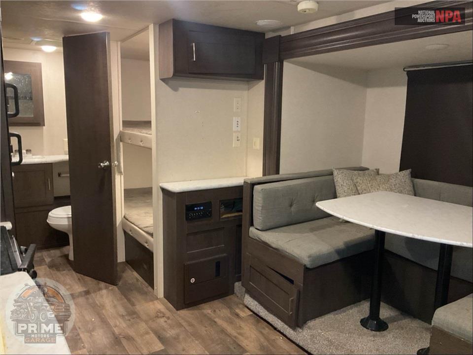2018 Wildwood By Forest River M-230BHXL X-LITE SERIES — фото 6