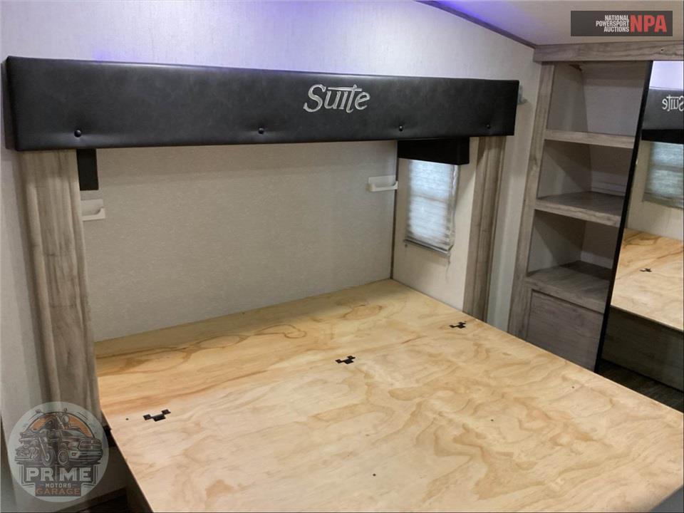 2021 Cherokee By Forest River M-3660SUITE - ARCTIC WOLF FIFTH WHEEL SERIES — фото 11