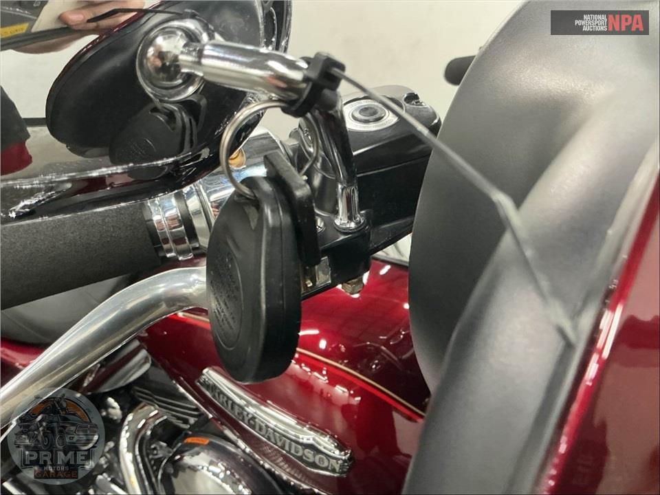 2016 Harley-Davidson FLHTCUTG TRIGLIDE ULTRA CLASSIC — фото 11