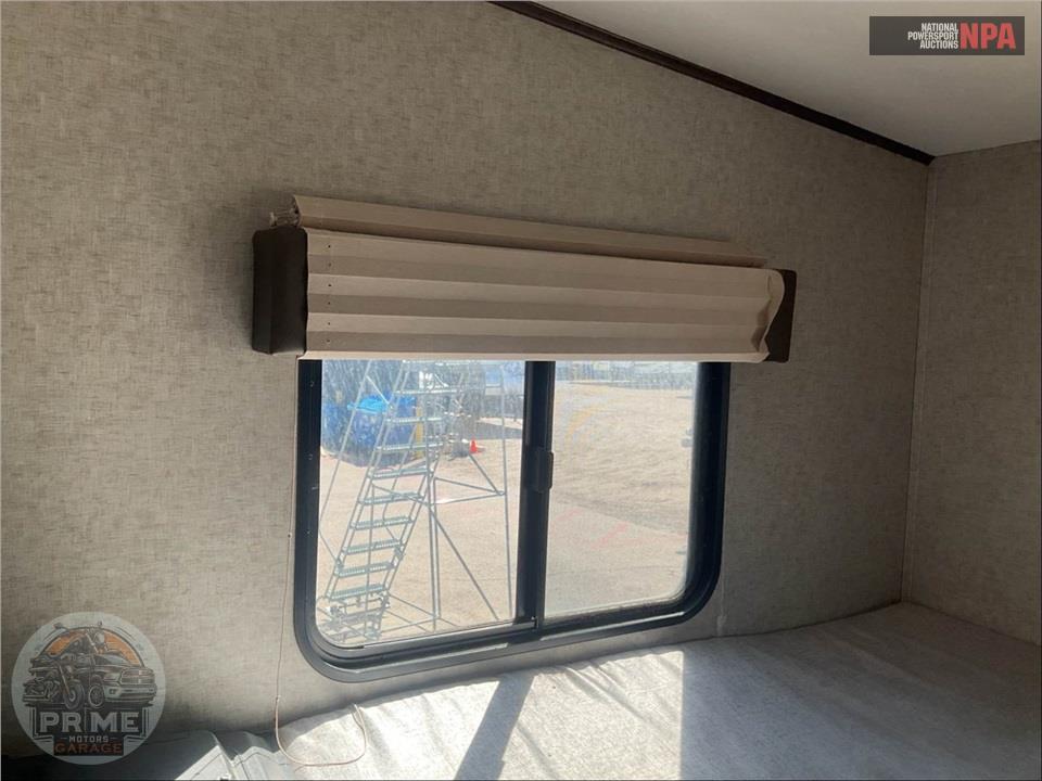 2018 Cherokee By Forest River M-315TBH8 ARCTIC WOLF FIFTH WHEEL SERIES — фото 45