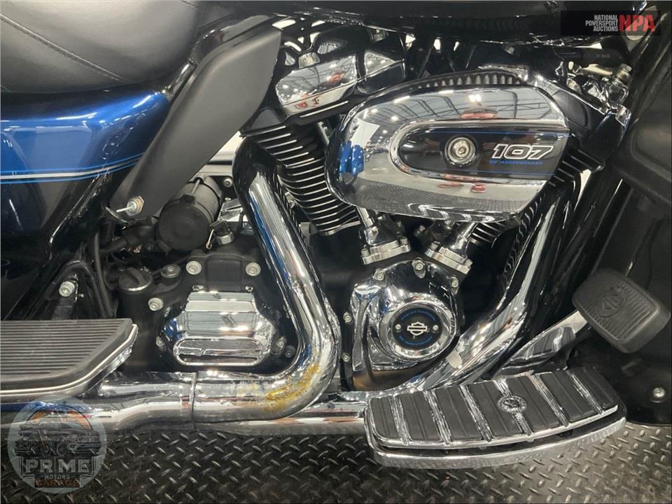 2018 Harley-Davidson FLHTCUTG TRI GLIDE ULTRA ANNIVERSARY — фото 6