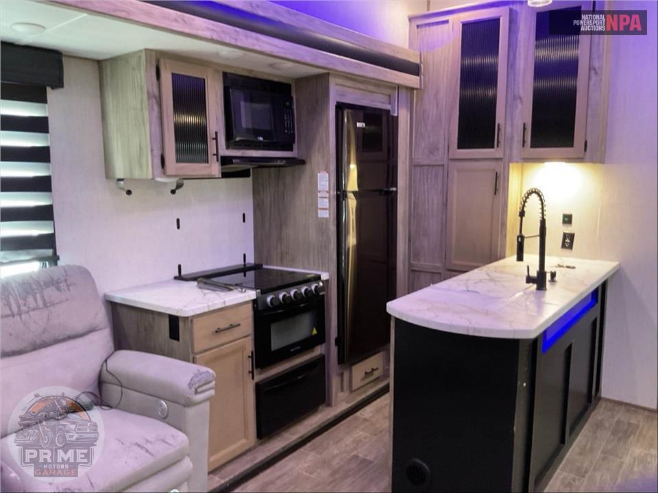 2021 Cherokee By Forest River M-3660SUITE - ARCTIC WOLF FIFTH WHEEL SERIES — фото 9
