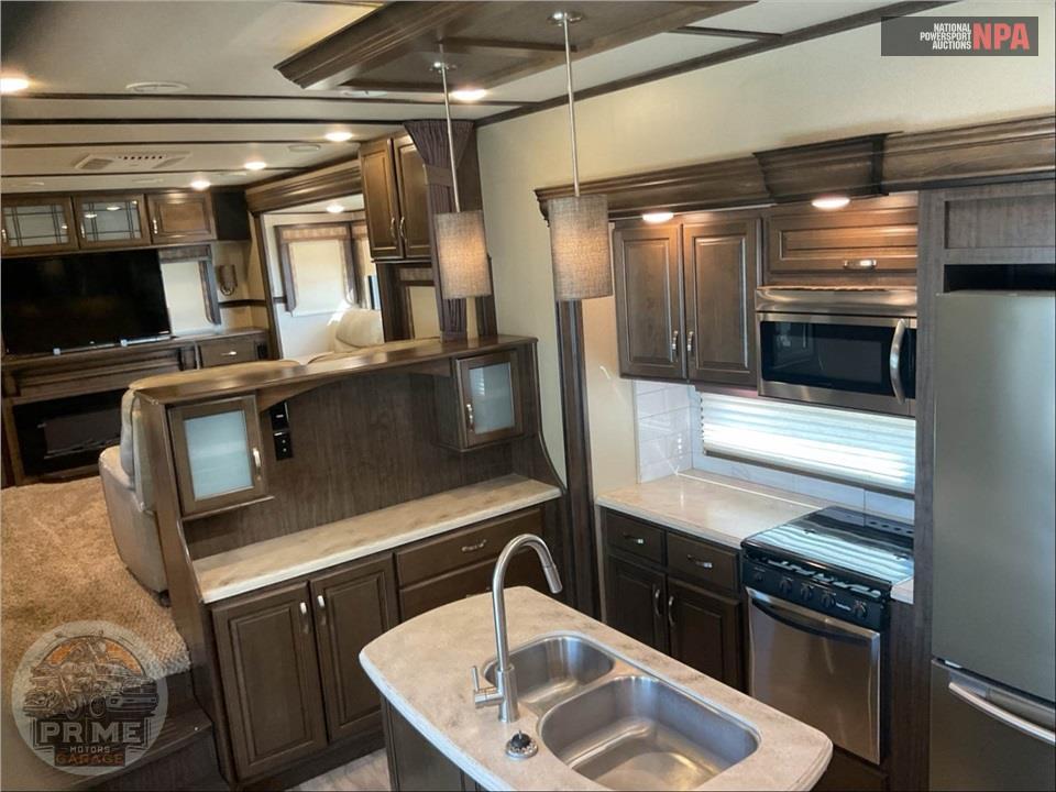 2017 Grand Design Recreational Vehicles M-375RES - SOLITUDE FIFTH WHEEL SERIES — фото 6