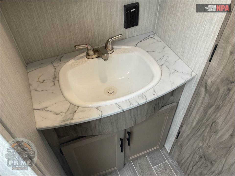 2021 Cherokee By Forest River M-3550SUITE - ARCTIC WOLF FIFTH WHEEL SERIES — фото 14