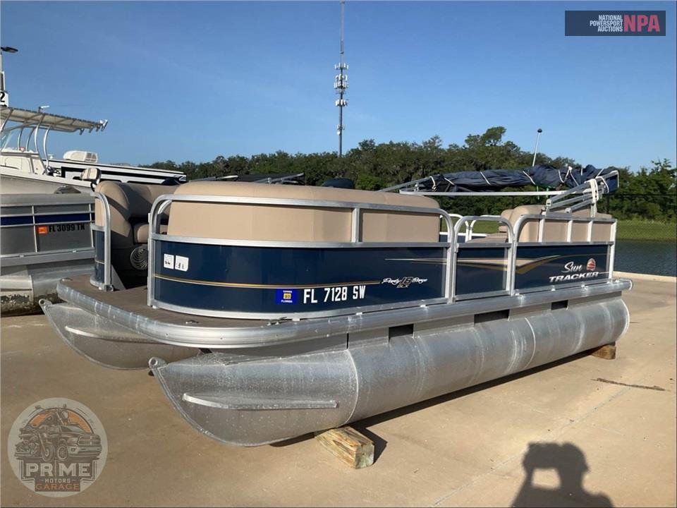 2021 Tracker Marine PARTY BARGE 18 DLX(*)SUN TRACKER SERIES L=20/E=1 60HP MERC OB — фото 2