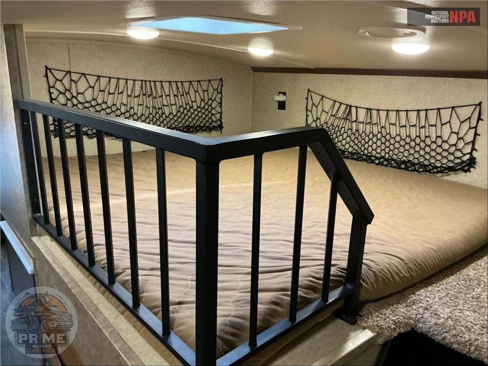 2017 Cedar Creek M-37MBH - SILVERBACK FIFTH WHEEL SERIES — фото 17