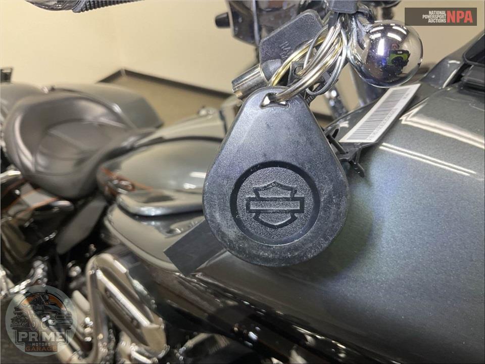 2016 Harley-Davidson FLTRUSE CVO ROAD GLIDE ULTRA — фото 11