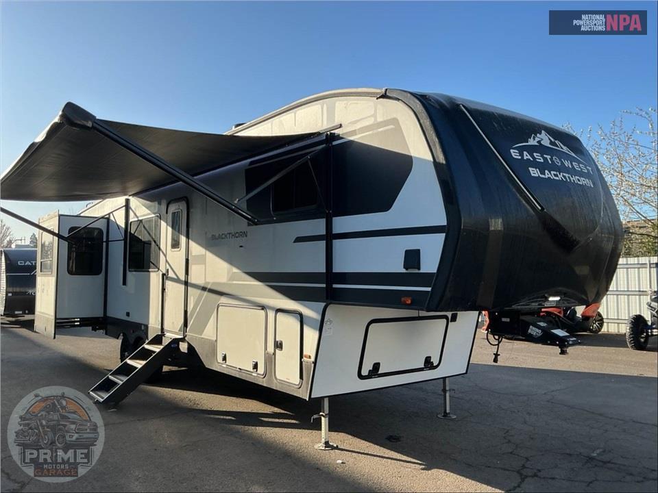 2024 East To West M-3300RD - BLACKTHORN FIFTH WHEEL SERIES — фото 1