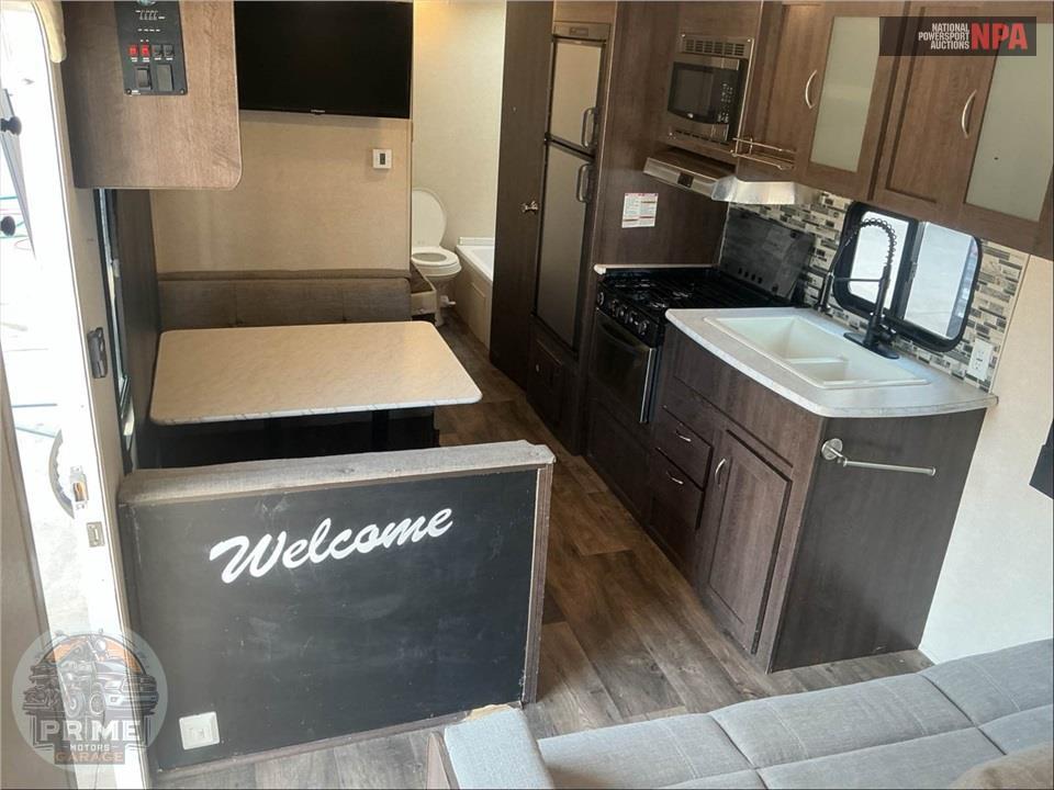 2018 Wildwood By Forest River M-261BHXL X-LITE SERIES — фото 8
