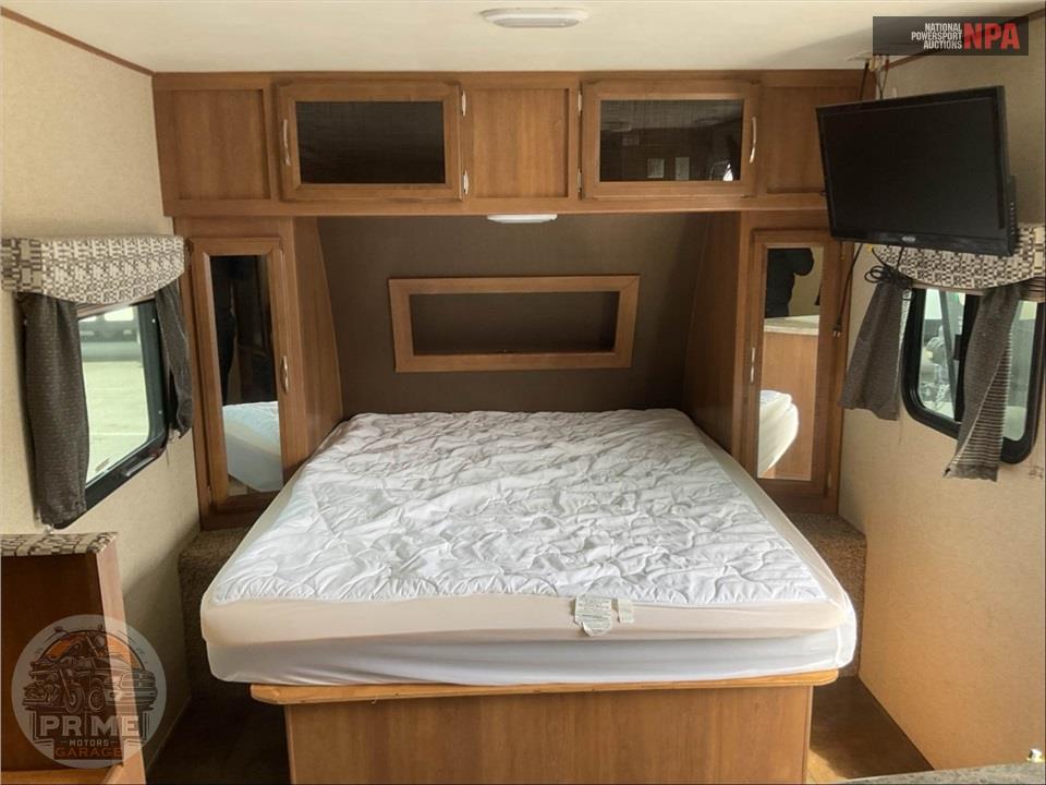 2017 Apex By Coachmen M-212 RB — фото 13