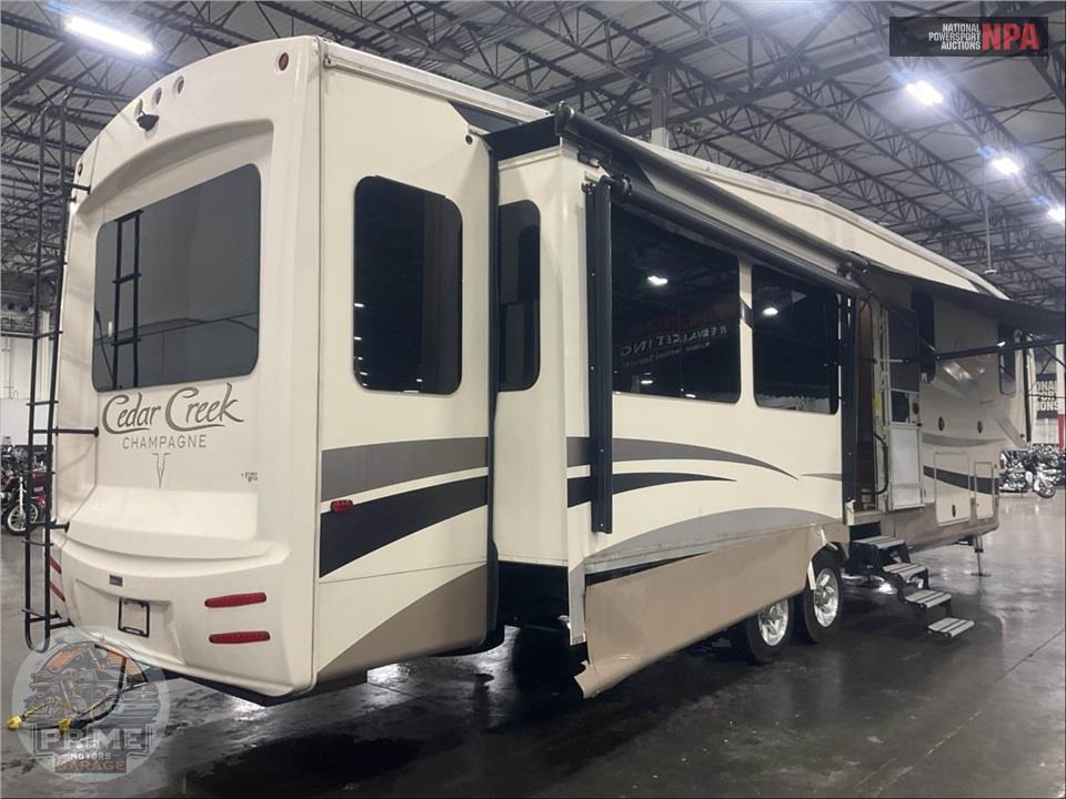 2017 Cedar Creek M-38EL - CHAMPAGNE FIFTH WHEEL SERIES — фото 4
