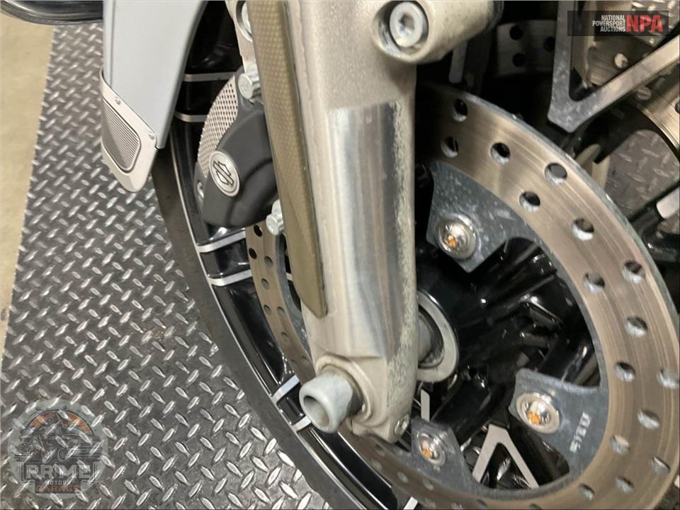 2015 Harley-Davidson FLHTCUL ULTRA CLASSIC LOW — фото 35