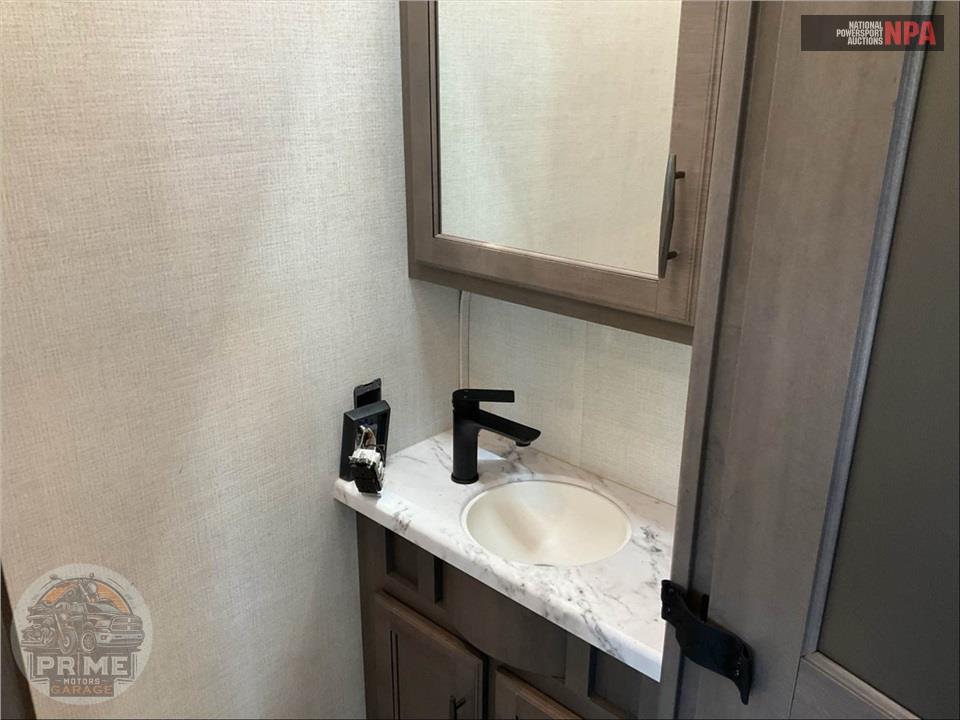 2024 Grand Design Recreational Vehicles M-380FL - SOLITUDE FIFTH WHEEL SERIES — фото 20