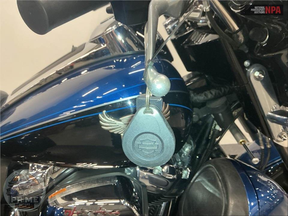 2018 Harley-Davidson FLHTCUTG TRI GLIDE ULTRA ANNIVERSARY — фото 11