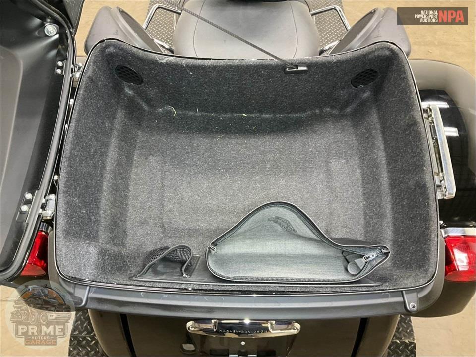 2018 Harley-Davidson FLHTCUTG TRI GLIDE ULTRA — фото 18