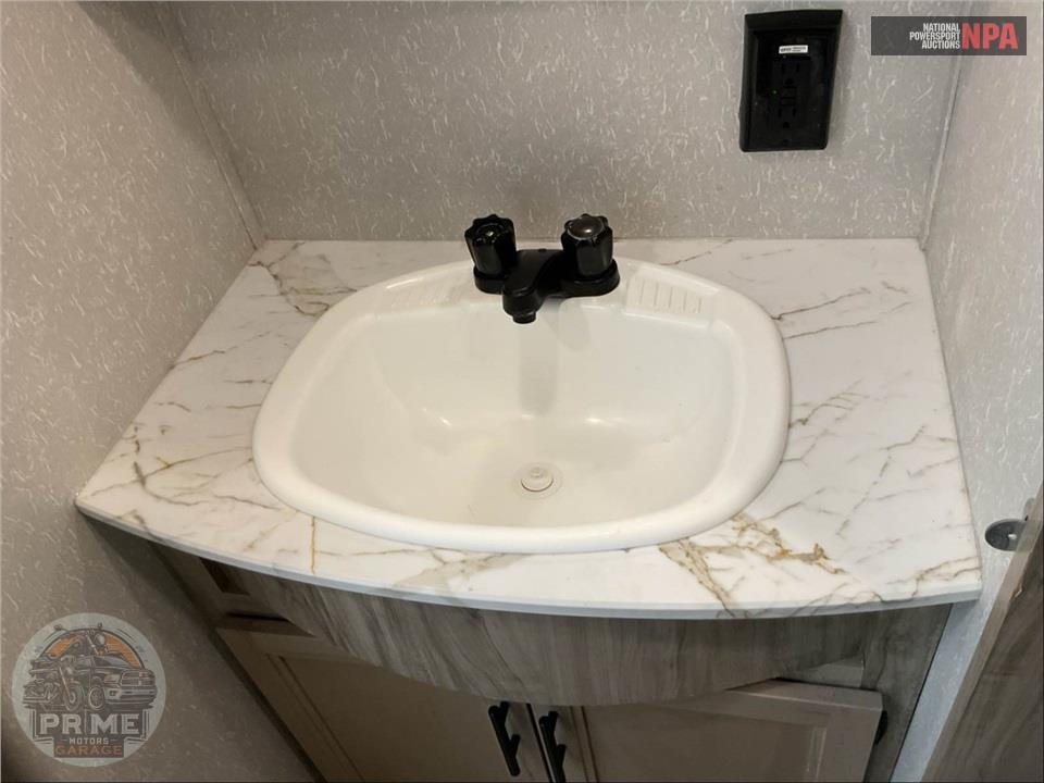2021 Cherokee By Forest River M-3660SUITE - ARCTIC WOLF FIFTH WHEEL SERIES — фото 18
