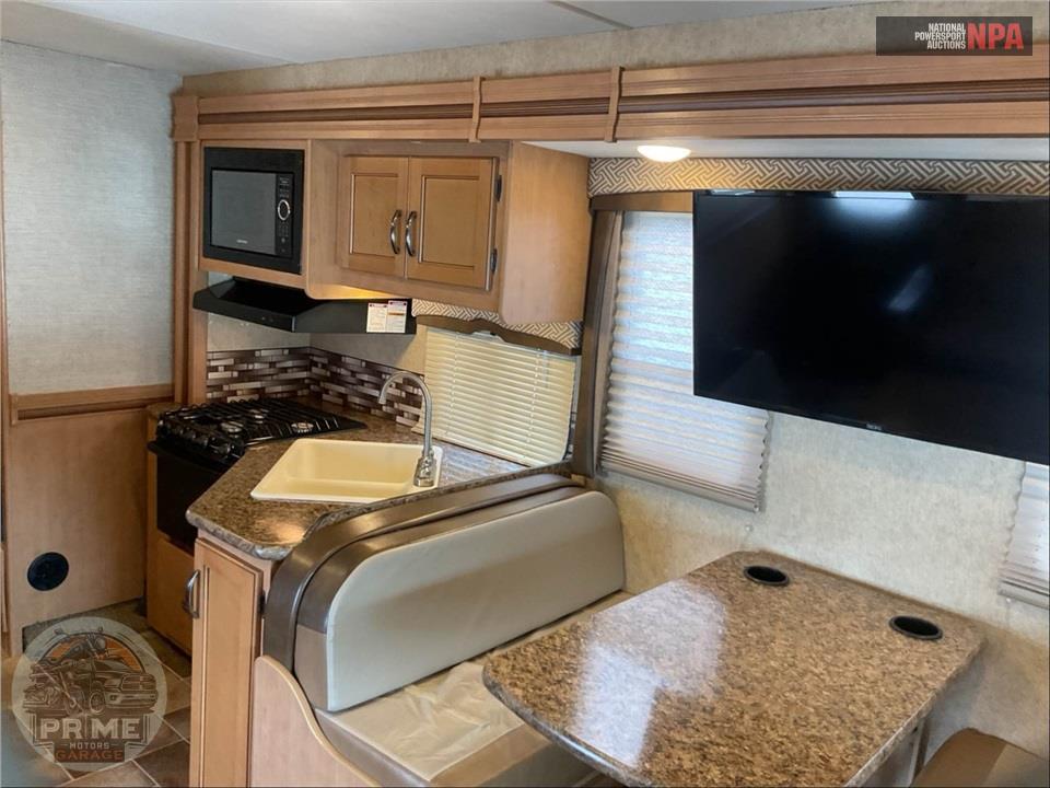 2017 Thor Motor Coach M-28Z E450-V10 - CHATEAU SERIES — фото 6