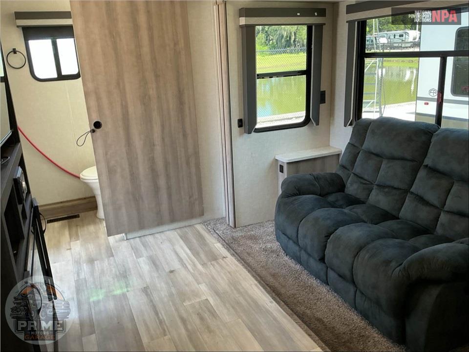 2021 Voyage By Winnebago M-2427RB — фото 9