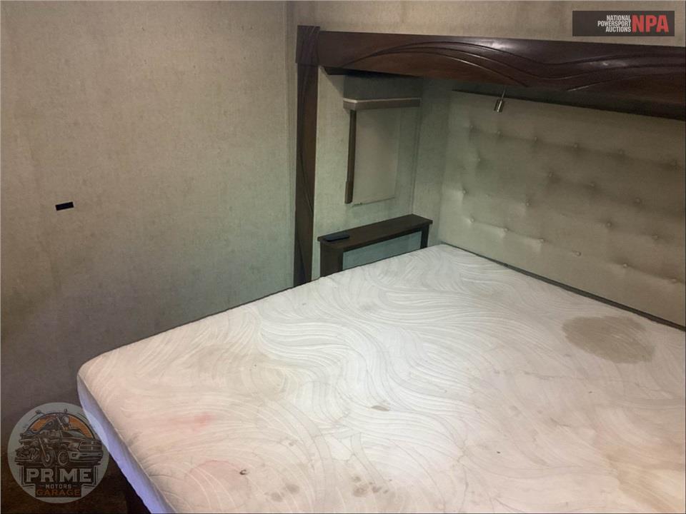 2017 Cedar Creek M-38EL - CHAMPAGNE FIFTH WHEEL SERIES — фото 11