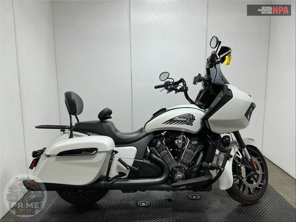 2021 Indian Motorcycle CHALLENGER DARK HORSE (WHITE SMOKE) — фото 1