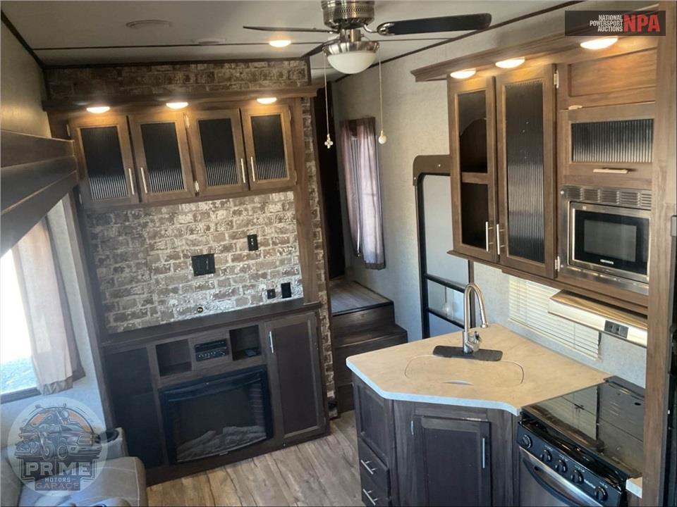 2018 Cherokee By Forest River M-315TBH8 ARCTIC WOLF FIFTH WHEEL SERIES — фото 8